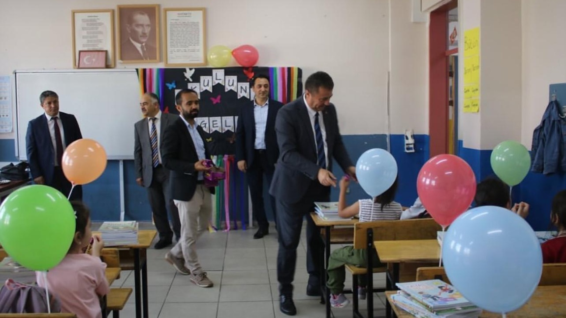 İlçe Milli Eğitim Müdürümüz Erdal KARADAĞ yeni eğitim öğretim yılının ilk günü okulumuzu ziyaret etti.