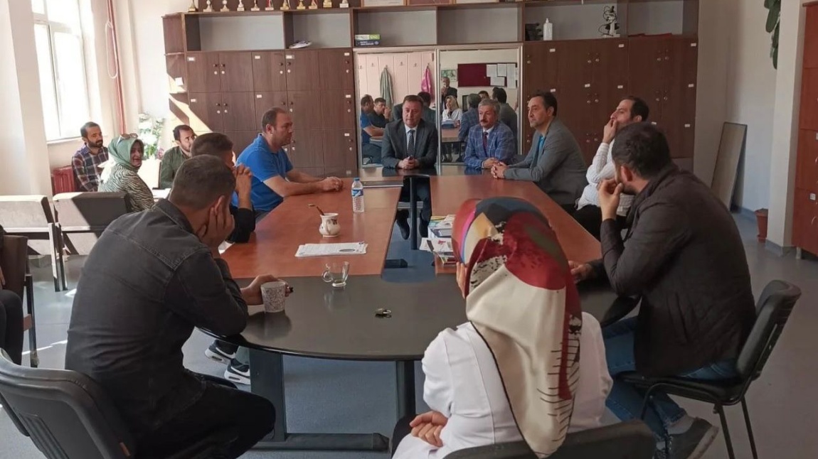 İlçe Milli Eğitim Müdürümüz Erdal KARADAĞ ve Şube Müdürü Bahattin Özdemir okumuzu ziyaret ederek öğretmenlerimizle Maarif Modeli ve Eğitim Öğretim faaliyetleri hakkında sohbet etti.